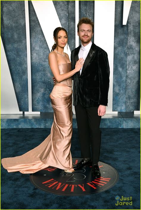 Billie Eilish Jesse Rutherford Couple Up At Vanity Fair Oscars Party Photo Photo