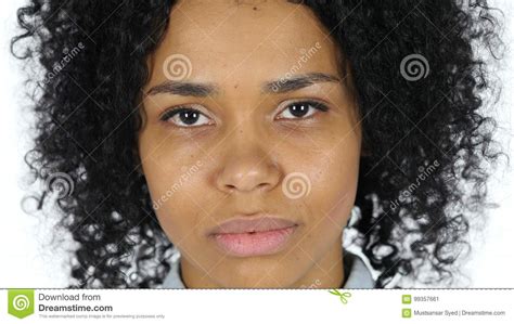 Cara Joven Seria De La Mujer Negra Imagen De Archivo Imagen De Mirando Postura 99357661