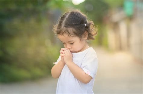 Premium Photo Cute Asian Little Girl Closed Her Eyes And Praying In