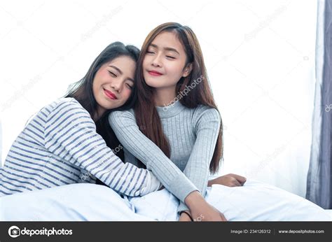 Dos Asi Ticas Lesbianas Abrazos Juntos Dormitorio Concepto Belleza