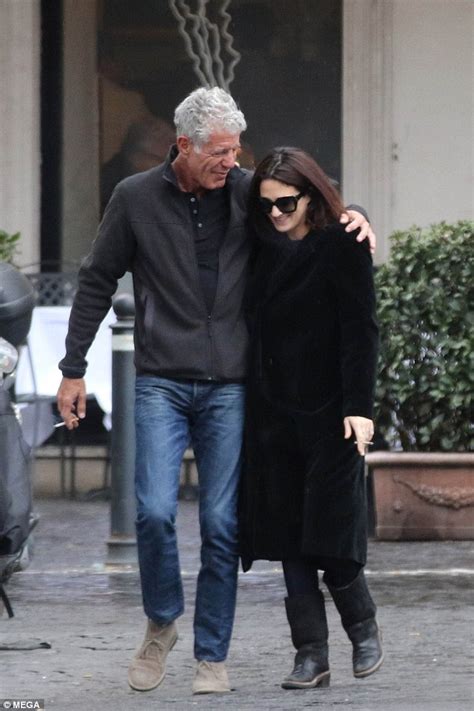 Anthony Bourdain Kisses Asia Argento Daily Mail Online