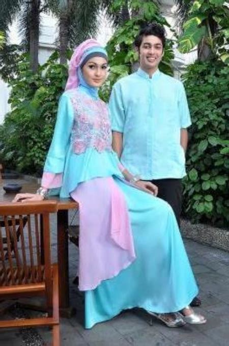 Tekstur permukaan dari kain satin ini sangat halus, lembut dan tampak glossy. 10 Baju Muslim Couple Bahan Satin Terbaru UPDATE!