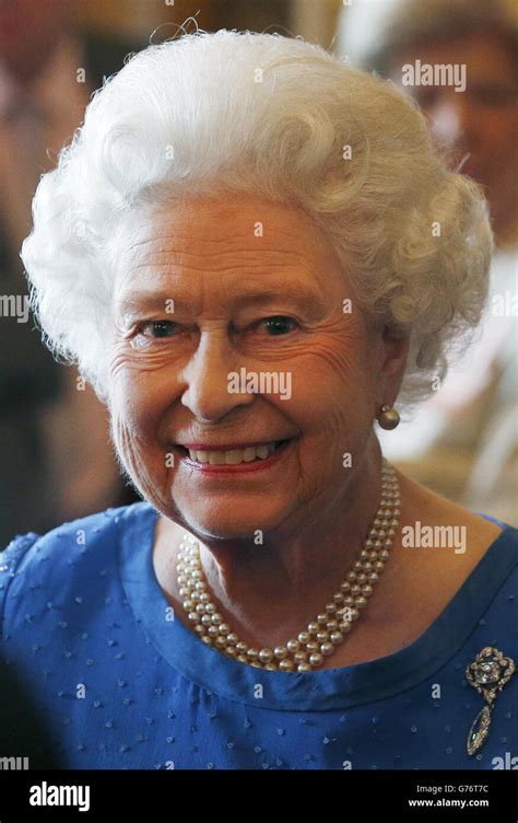 La Regina Elisabetta Ii Saluta Gli Ospiti Reception Buckingham Palace