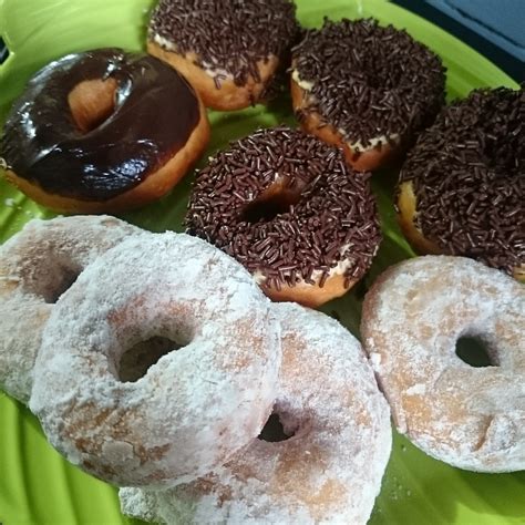 Campur tepung terigu, susu bubuk, gula pasir dan ragi instan dalam satu wadah. Resep Lengkap dan Cara membuat Donat? - Nawacita