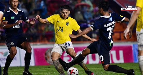 เพจฟุตบอลทีมชาติไทย ก่อตั้งจากแฟนคลับ ไม่เกี่ยวข้องกับสมาคม และสโมสร | ฟุตบอลทีมชาติไทย อุ่นเครื่องพ่ายนครปฐม 0-1 - THE STANDARD
