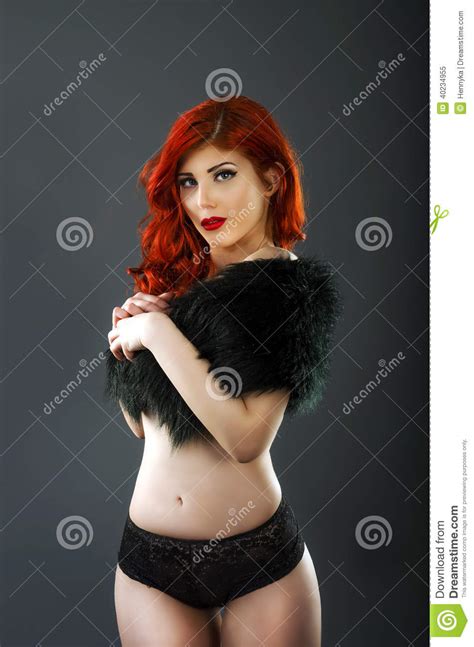 Femme Rousse Sensuelle Posant Dans La Lingerie Noire Image Stock