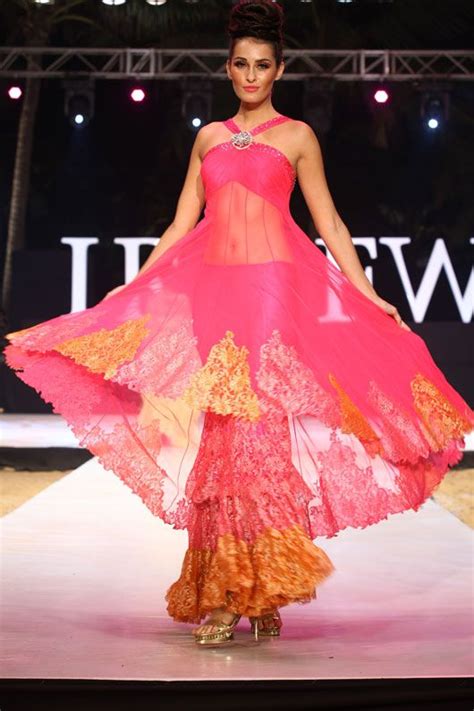 Is It Lace That Neeta Lulla Has Used Looks Super Indian Bridal Wear Pakistani Bridal Wear