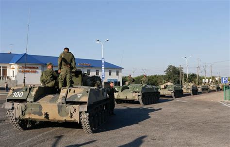 Char Qui Ecrase Une Voiture Ukraine - Les chars russes défient l'Ukraine et les occidentaux