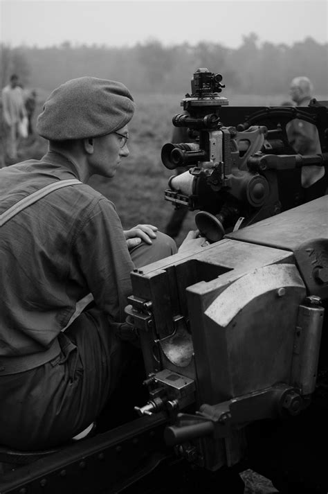 Czechoslovakian Ww2 Soldier Aiming A Britihs 25 Pounder Flickr