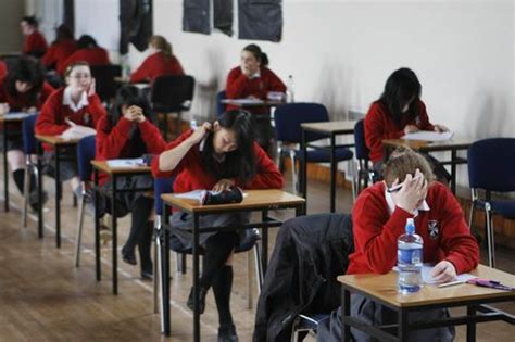 A grade 4 is broadly equivalent to a c grade. New GCSE 2018 grades explained - understanding the numbers ...