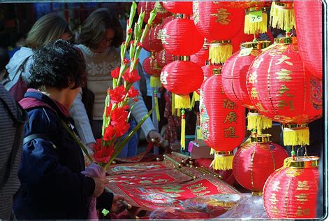 Each month the moon come back as a new moon on a different date. Chinese New Year's Eve - Wikipedia