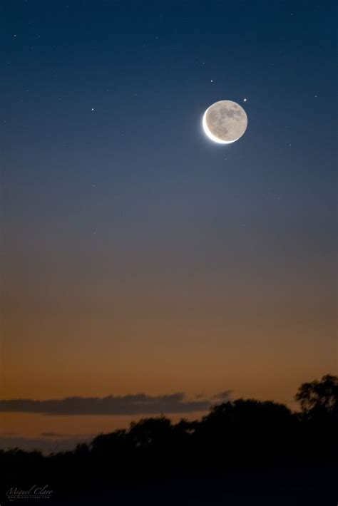 Earthshine Lights The Way To Saturns Moon Iapetus In