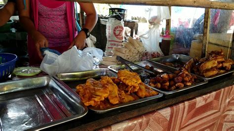 Also known as lumpiang saging, is a philippine snack made of thinly sliced bananas, dusted with brown sugar, rolled in a spring roll wrapper and fried. Turon | Banana Cue | Maruya | Philippines Street Food ...