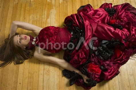 仰向けに倒れる赤いドレスの女性5 No 204245写真素材なら写真AC無料フリーダウンロードOK