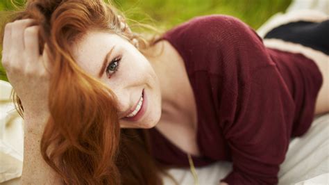 デスクトップ壁紙 面 女性 赤毛 モデル ポートレート 被写界深度 長い髪 緑の目 そばかす ヘア 口 感情 肌 衣類 ブラックパンティー ロマンス 色