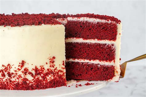 Mixing the baking soda with the vinegar is an interesting technique that you don't see very often in cakes, but its purpose is to generate extra rising power. Gluten Free Red Velvet Cake Recipe (dairy free and low FODMAP)