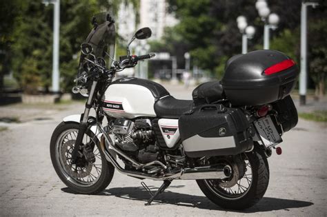 Though heavily updated and sporting the latest technologies the mandello manufacturer has in store, the 2010 v7 classic remains an iconic presence which is impossible to mistake for anything else. Moto Guzzi V7 Classic 750 cm3, 2011 god.
