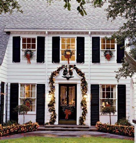 Holiday Wreaths In Every Window Colonial Cottage Christmas Wreaths