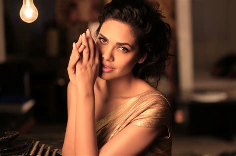 Esha Gupta To Shed Her Clothes In Public Bollywood Bubble