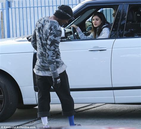 Kendall Jenner And Pals Hand Out Food To The Homeless On Thanksgiving Daily Mail Online