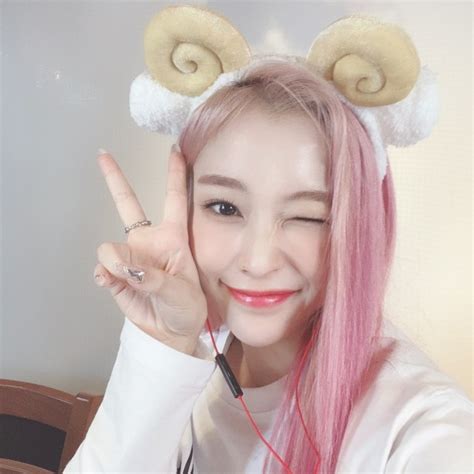 Pink Hair Lee Gahyeon And Selca Selfie Image On Favim Com