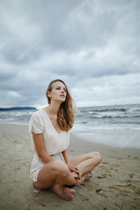 Joven Hermosa Mujer En Frío Ventoso Playa Fotografía De Stock
