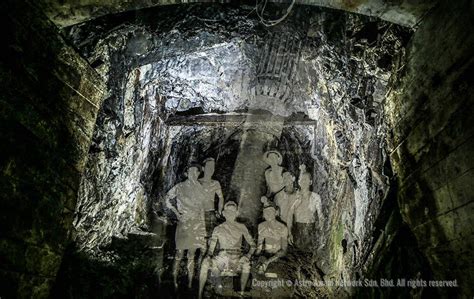 Panjang bawah tanah yang bersimpang siur sejauh 322 km dengan kedalaman 700 meter. Gambar lama:Pekerja pekerja penggali bijih timah 002 ...