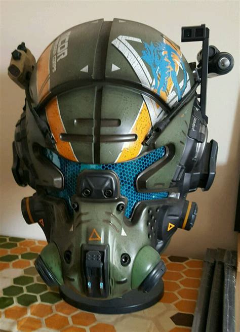 Titanfall 2 Collectors Edition Pilot Helmet And Pilot Bust In