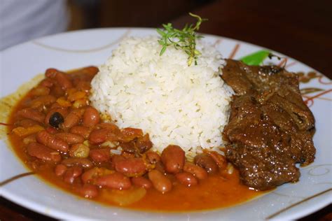 la bandera el plato típico de república dominicana arroz habichuelas rojas y carne