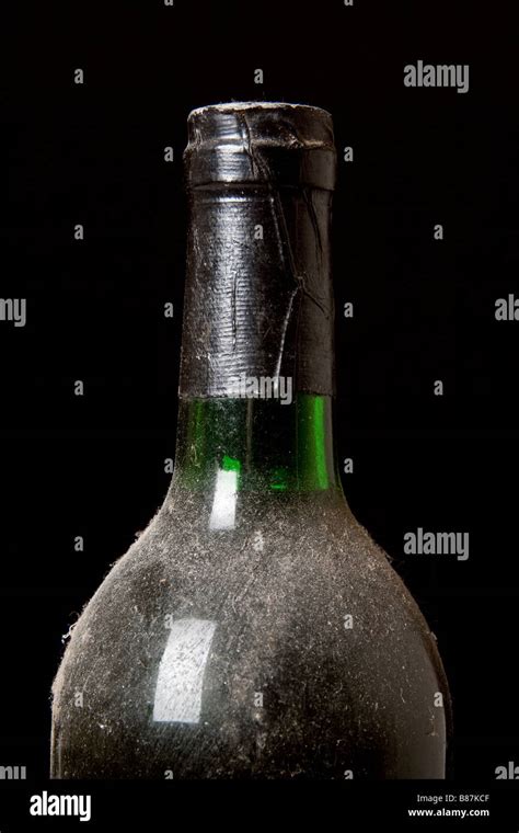 Vintage Weinflasche Fotos Und Bildmaterial In Hoher Auflösung Alamy