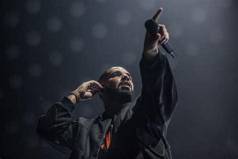 Review Drake Opens Tour In Austin Rapping Singing And Sneering The