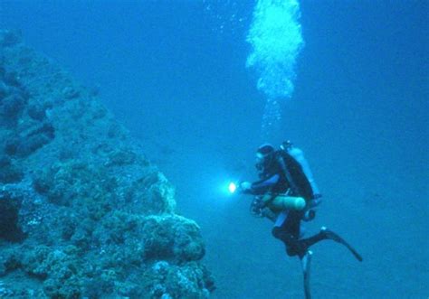 Exploring The Depths Of The Titanic Can Divers Dive Down To The Shipwreck