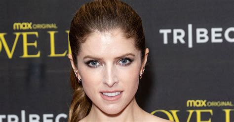 See Anna Kendrick In A Thigh High Slit Dress Sqandal