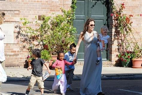 اس ام اس عكس هاي از آنجلينا جولي همراه با فرزندانش