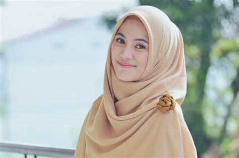 Intip Cantiknya Alyssa Soebandono Saat Pakai Busana Hijab Santun Dipadu Tas Mewah Harga Belasan