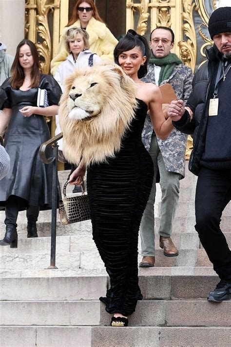 Kylie Jenner Wears Realistic Lion S Head Draws Backlash