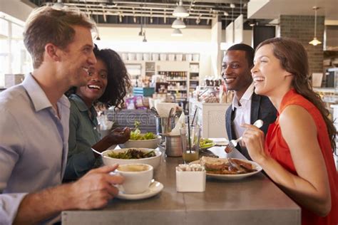 Unidad De Negocio Que Tiene Reunión Informal En Café Foto De Archivo