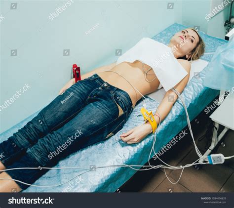 Doctor Electrocardiogram Equipment Making Cardiogram Test Foto De Stock
