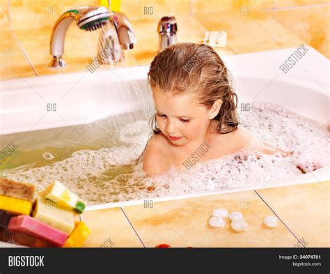 Niña Bañándose En El Baño De Burbujas Fotos Stock E Imágenes Stock