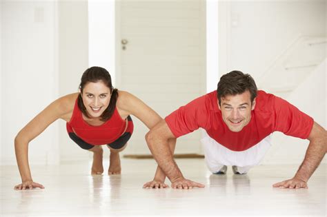 Dann bist du hier genau richtig! Voll im Trend: Muskelaufbau und Krafttraining zu Hause ...
