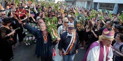 Le carré, dédale de ruelles piétonnières, est un haut lieu des sorties liégeoises fortement fréquenté par les étudiants qui aiment passer du temps en terrasse, dans les pubs, cafés et restaurants. 15 août à Liège: le folklore de retour - La Libre