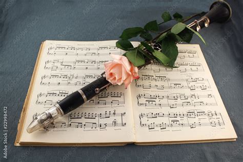 Foto Stock Clarinetto Con Rosa Su Spartito Musicale Adobe Stock