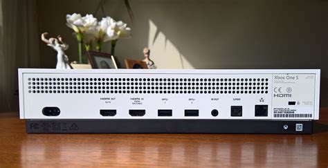 It plays all the same games as the xbox one, one s and one x, but can only play games downloaded via the xbox live. Mały, ale wariat. Xbox One S - pierwsze wrażenia Spider's Web