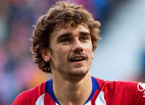 man utd target antoine griezmann to join barcelona for reduced price after release clause drops