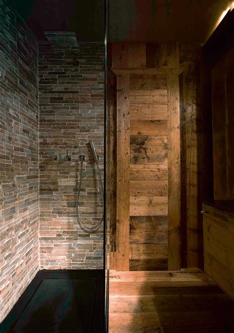 Si on recherche un meuble adapté à une très petite pièce, on choisira une colonne d'angle de salle de bain, très compacte. Un petit chalet contemporain loin des traditions ...