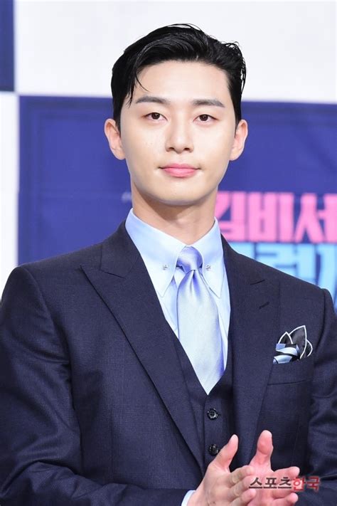 There's also a new intern on the books joining in the action premieres 13 jan every wed 23:00 (gmt+8) #tvnasia #leeseojin #parkseojoon #jungyumi #younyeojeong #choiwooshik #尹stay #朴敘俊 ©. 《尹STAY》韓屋開張!朴敘俊再見「前同事」和樂融融、崔宇植大秀道地英文 | Kdaily 韓粉日常