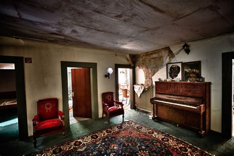19 Eerie Photos Of The World S Grandest Abandoned Hotels Viralscape