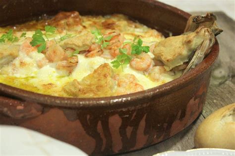 Refers to person, place, thing, quality, etc. Lubina al horno con gambas, receta fácil y deliciosa