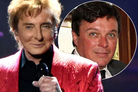 Barry Manilow proudly shows off 'wedding ring' during concert just days