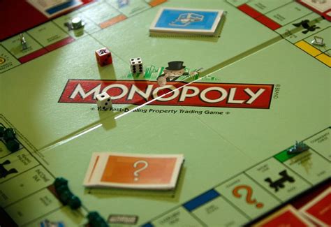 Un participante se pone de pie apoyado de espaldas a una pared, otros cinco jugadores colocan la cabeza entre las piernas del jugador de adelante y los. Descripción y reglas del juego "El Monopolio"